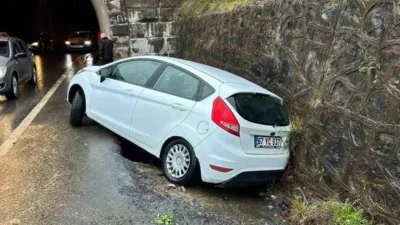 Zonguldak’ta sürücüsünün kontrolünden çıkan otomobil tünele çarparak durabildi. Edinilen bilgiye