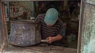 Zonguldak’ın Devrek ilçesinde kentin son kalay ustası Rıfat Göktepe, yarım