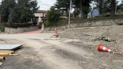 Karabük’te inşaat çalışmaları sonrası yolda oluşan çatlakların zamanla genişleyerek derin