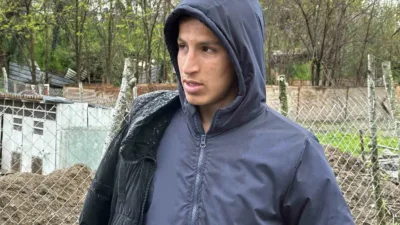 Sakarya Nehri’ne akrabasıyla birlikte balık tutan yabancı uyruklu çocuk, oltaya