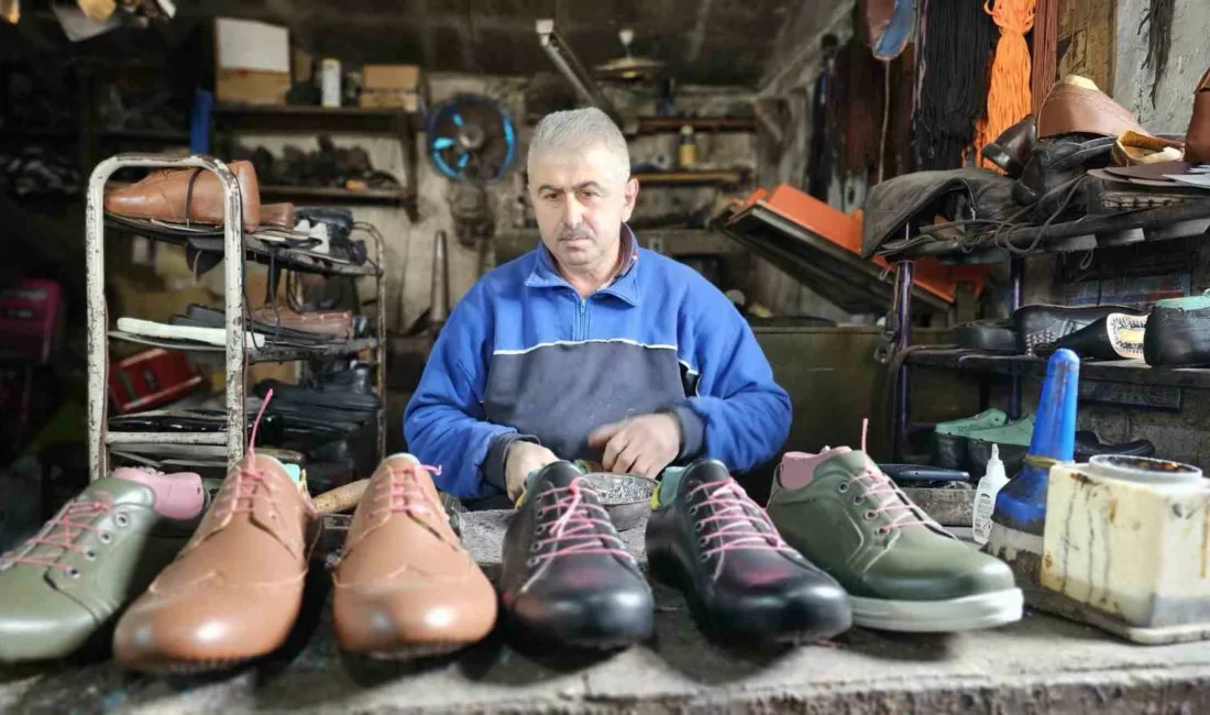Zonguldak’ta çocuk yaşta öğrenmeye başladığı ayakkabı imalatçılığını 26 yıllık atölyesinde