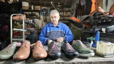Zonguldak’ta çocuk yaşta öğrenmeye başladığı ayakkabı imalatçılığını 26 yıllık atölyesinde