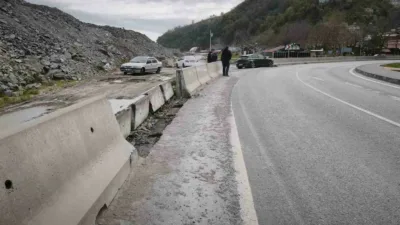 Zonguldak’ın Kilimli ilçesinde kontrolden çıkan bir otomobil direksiyon hakimiyetini kaybederek