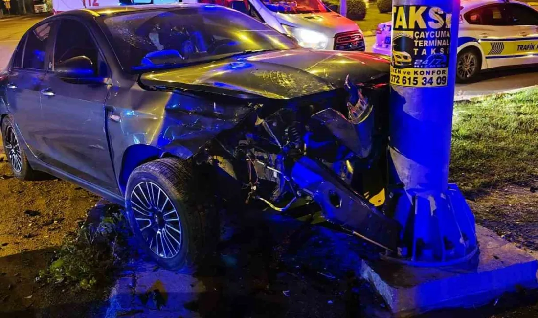 Zonguldak’ın Çaycuma ilçesinde kontrolden çıkan otomobil önce bir araca, ardından