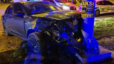 Zonguldak’ın Çaycuma ilçesinde kontrolden çıkan otomobil önce bir araca, ardından