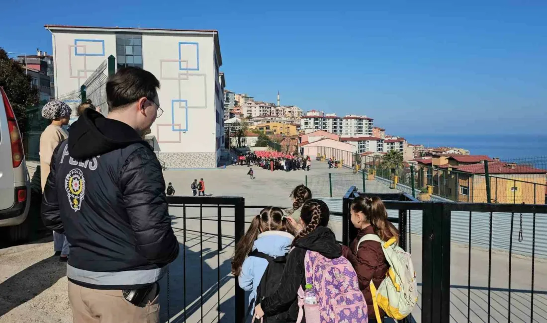 Zonguldak’taki öğrenciler güvenlik önlemleri kapsamında okullara polis kontrolünde giriş yaparken