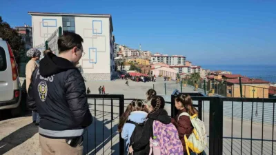 Zonguldak’taki öğrenciler güvenlik önlemleri kapsamında okullara polis kontrolünde giriş yaparken
