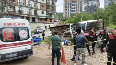 Ankara’da kontrolden çıkan Ankara Büyükşehir Belediyesine (ABB) ait kamyonetin altında