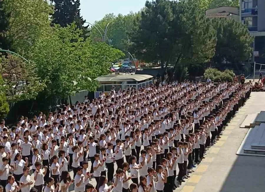 Kocaeli’nin İzmit ilçesinde 537 ortaokul öğrencisi, haftalar süren hazırlıkların ardından