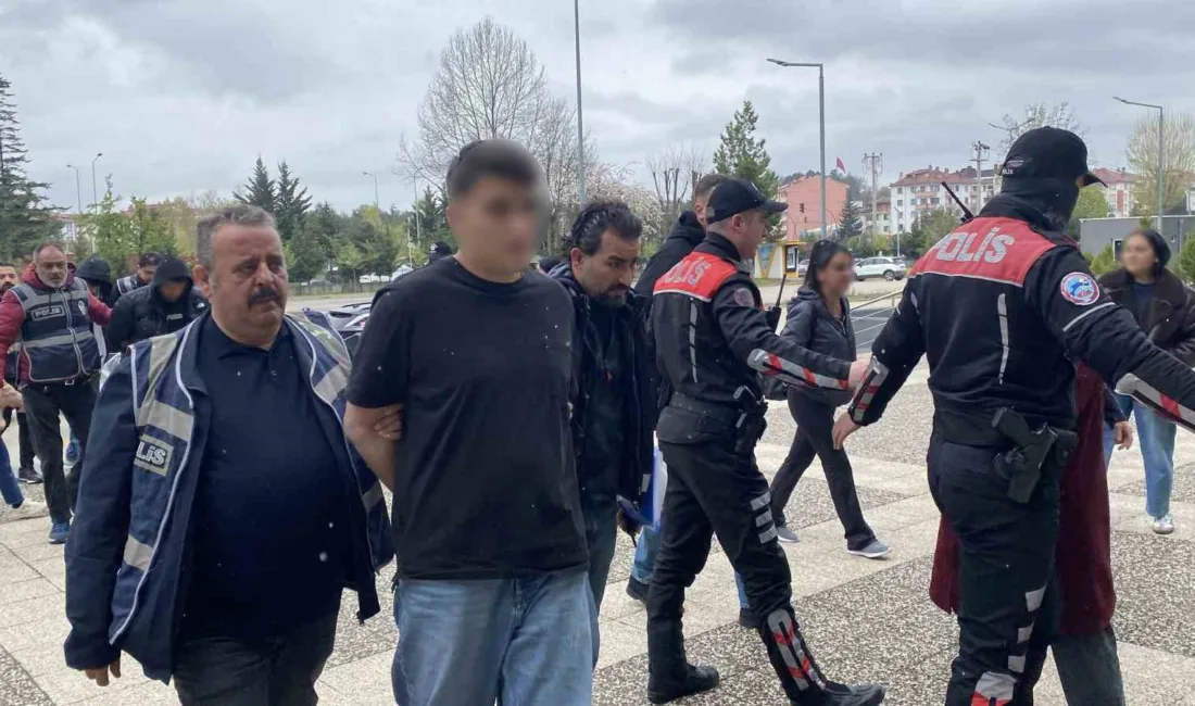 Bolu’da konuşmak için çağırdıkları sokakta 2 genci silahla vurarak yaralayan