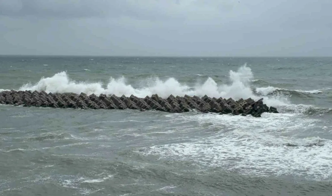 Düzce’nin Akçakoca ilçesinde fırtına sebebi ile dalga boyu 5 metreyi