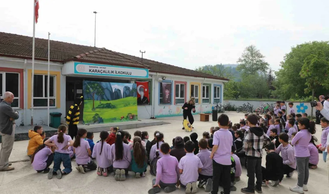 Akyazı’da hayata geçirilen “Minik Kalpler-İlk Tiyatrom” projesi kapsamında, ilkokul düzeyindeki