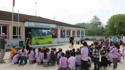Akyazı’da hayata geçirilen “Minik Kalpler-İlk Tiyatrom” projesi kapsamında, ilkokul düzeyindeki