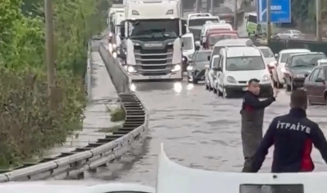 Zonguldak’ın Alaplı ilçesinde etkili olan sağanak yağış, Zonguldak-İstanbul kara yolunda