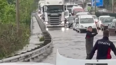 Zonguldak’ın Alaplı ilçesinde etkili olan sağanak yağış, Zonguldak-İstanbul kara yolunda