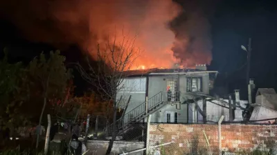 Kastamonu’nun Tosya ilçesinde çıkan yangında iki katlı ev kullanılmaz hale