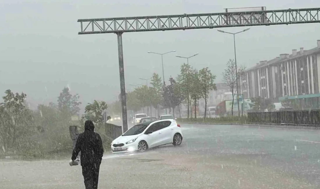 Düzce’de öğle saatlerinde aniden bastıran sağanak nedeniyle cadde ve sokaklarda