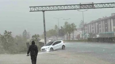 Düzce’de öğle saatlerinde aniden bastıran sağanak nedeniyle cadde ve sokaklarda