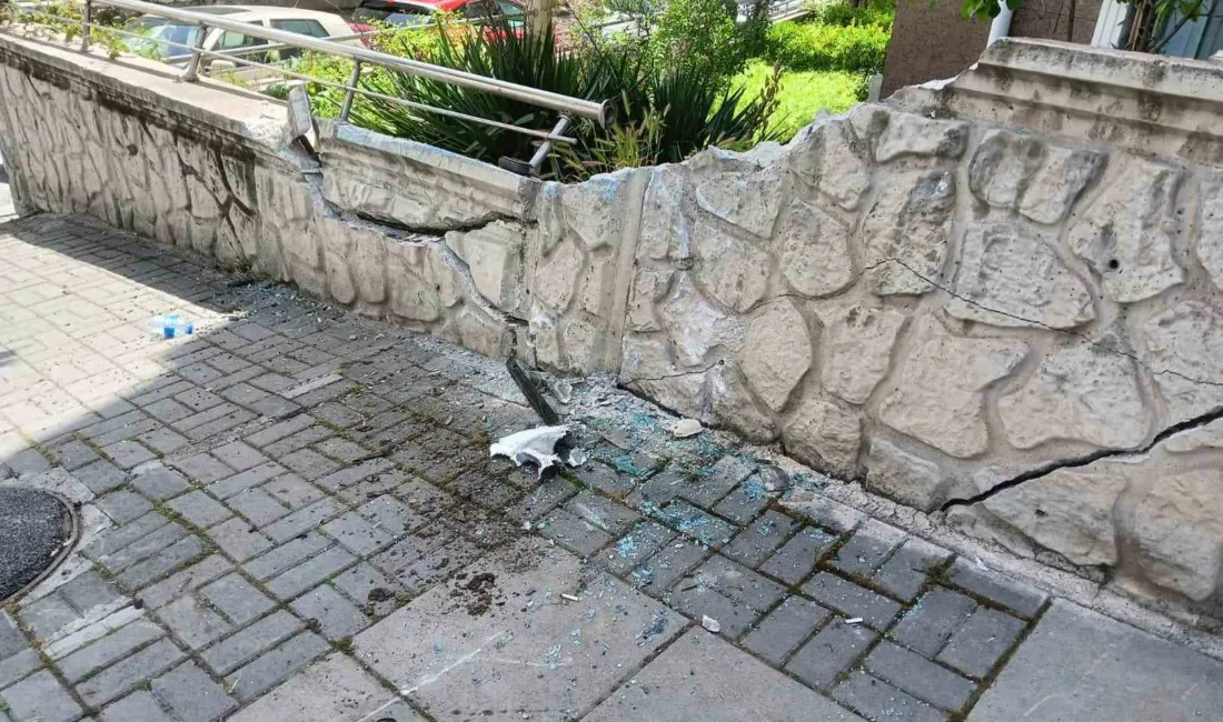 Ankara’da yağış nedeniyle kayganlaşan yolda kontrolden çıkan özel halk otobüsü
