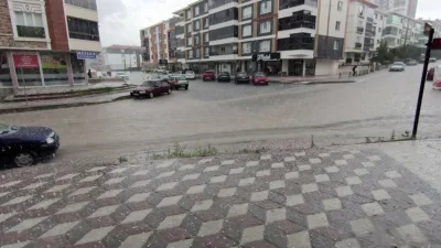 Ankara’da etkili olan şiddetli yağmur ve dolu, cadde ve sokaklarda