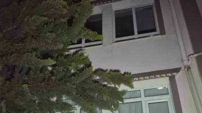 Ankara’nın Keçiören ilçesinde akşam saatlerinde bir ağaçta çıkan yangın söndürülemeyince,
