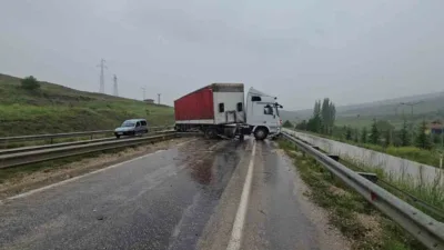 Ankara’nın Haymana ilçesinde kontrolden çıkarak karşı şeride geçen tır ile