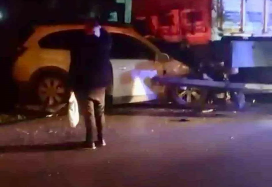 Ankara’nın Polatlı ilçesinde meydana gelen kazada, tıra arkadan çarpan otomobilin