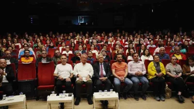 Zonguldak’ın Çaycuma ilçesinde sahnelenen tiyatro oyunu büyük beğeni topladı. Çaycuma
