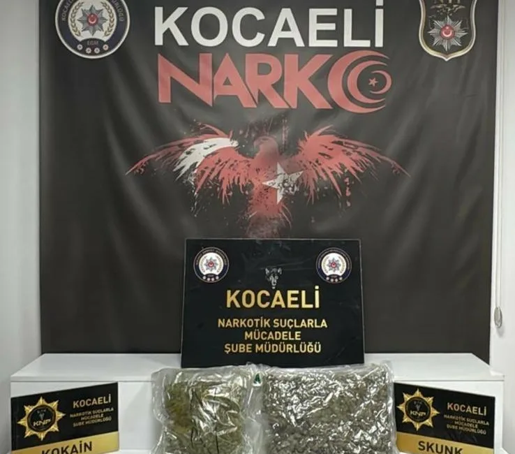 Kocaeli’nin Derince ilçesinde durdurulan araçta yapılan aramada 2 kilo 180