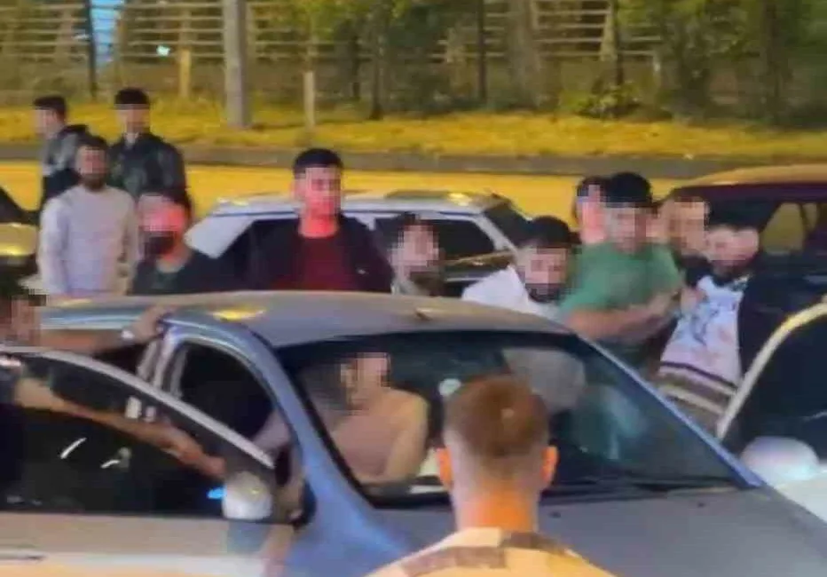 Karabük’te bir grup tarafından araçta bulunan 2 kişinin darbedildiği anlar,