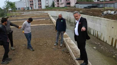 Cumayeri Belediye Başkanı Mustafa Koloğlu, merkezden geçen dere üzerinde devam