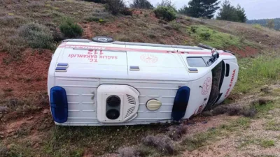 Ankara’nın Nallıhan ilçesinde sevk edilen hastayı taşıyan ambulans yan yattı.