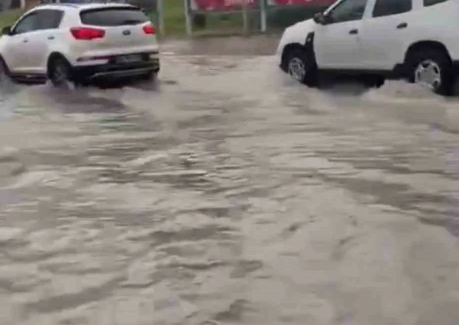 Ankara’da etkili olan sağanak, cadde ve sokaklarda su birikintilerine yol