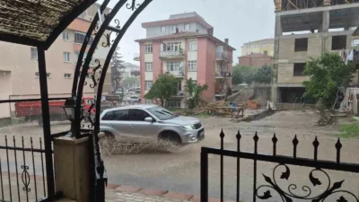 Ankara’da öğle saatlerinde başlayan sağanak yağış sokakları adeta göle çevirdi.
