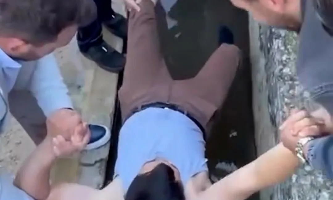 Bolu’nun Göynük ilçesinde bayram namazına gelmeyen kişileri, köylüler tarafından yataklarından