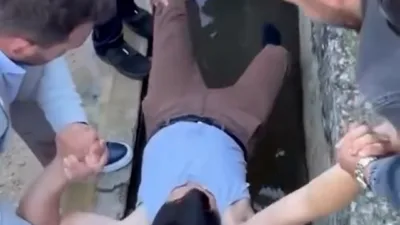 Bolu’nun Göynük ilçesinde bayram namazına gelmeyen kişileri, köylüler tarafından yataklarından