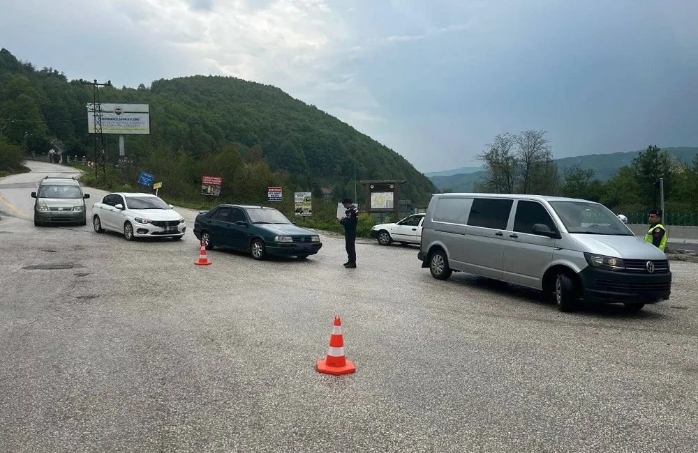 DÜZCE(İHA) – Düzce’de trafik denetimi yapan polis ve jandarma ekipleri