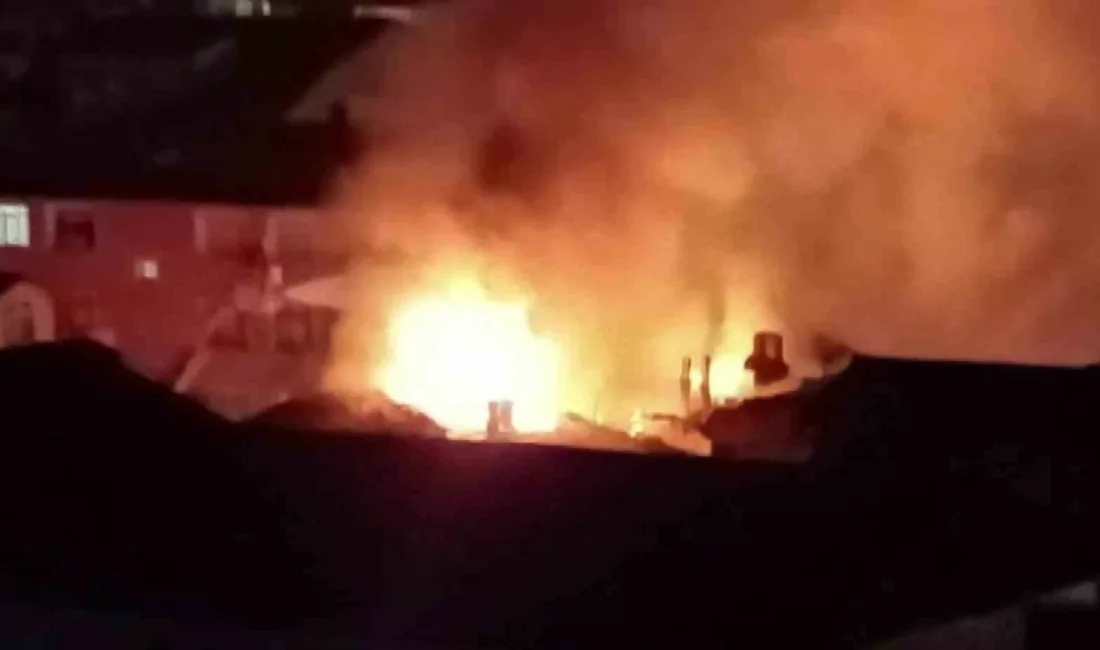 Kocaeli’nin İzmit ilçesinde binanın çatısında çıkan yangın yürekleri ağza getirdi.