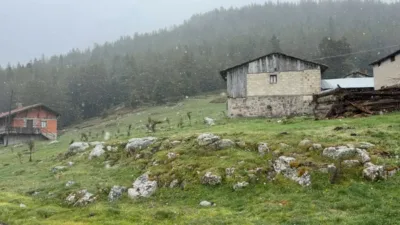 Bolu’da hava sıcaklıklarının aniden düşmesiyle yüksek kesimlerde kar yağışı etkili
