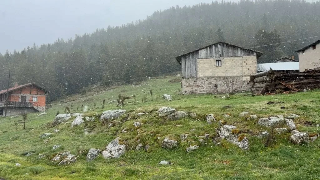 Bolu’da hava sıcaklıklarının aniden düşmesiyle yüksek kesimlerde kar yağışı etkili