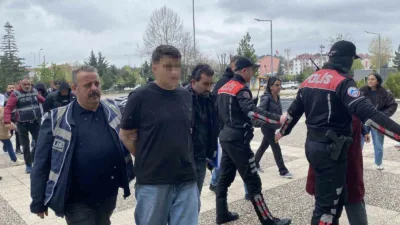 Bolu’da konuşmak için çağırdıkları sokakta iki genci silahla vurarak yaralayan