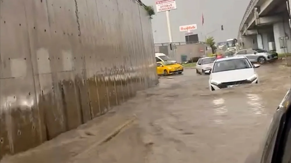 Bolu’da cadde ve sokakların göle dönmesine sebep olan sağanak yağışla