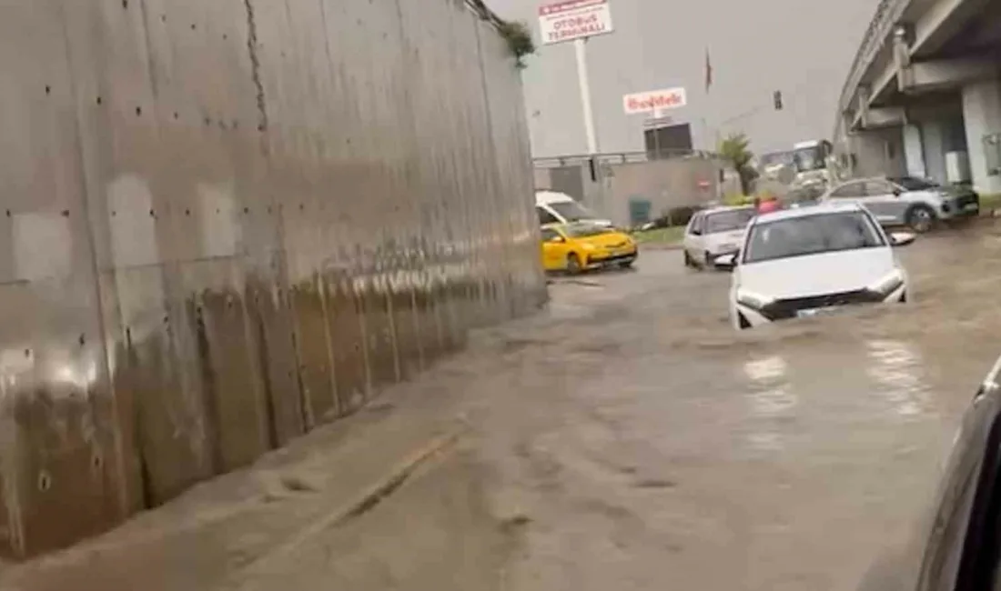 Bolu’da etkili olan sağanak ve şiddetli dolu yağışının ardından cadde