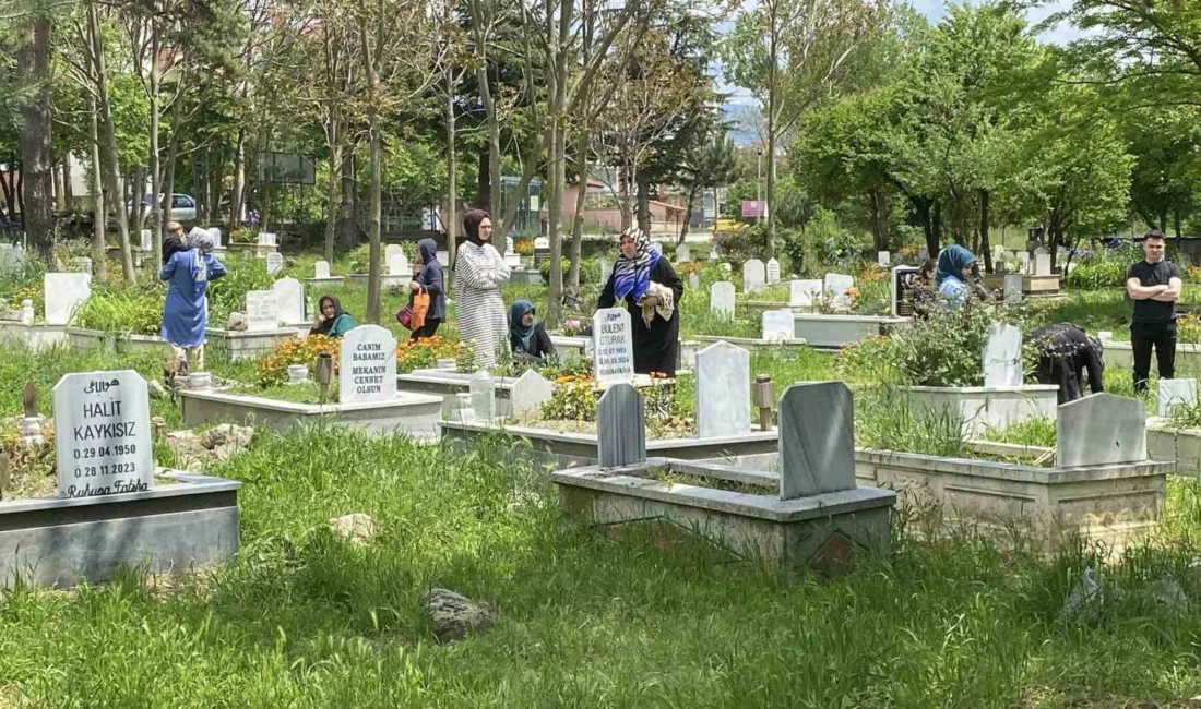 Bolu’da Kurban Bayramı arefesinde vatandaşlar, vefat eden yakınlarını kabirleri başında