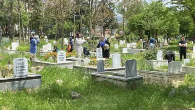 Bolu’da Kurban Bayramı arefesinde vatandaşlar, vefat eden yakınlarını kabirleri başında