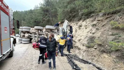 Bolu’da kum ocağından D-100 Karayolu’na seyir halinde olan kum yüklü