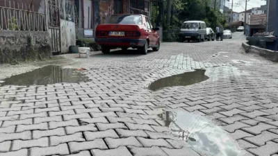 Zonguldak’ta bir vatandaş, dokuz aydır onarılmayan yolda biriken suların okul