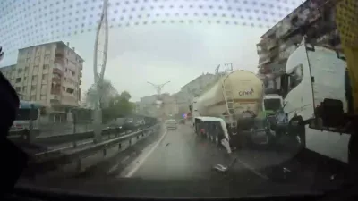 Kocaeli’nin İzmit ilçesinde 4 aracın birbirine girdiği ve iki tırın