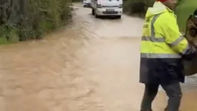 Sakarya’nın Pamukova ilçesinde etkisini sürdüren yağışlar sonrası taşan dere karayolunu