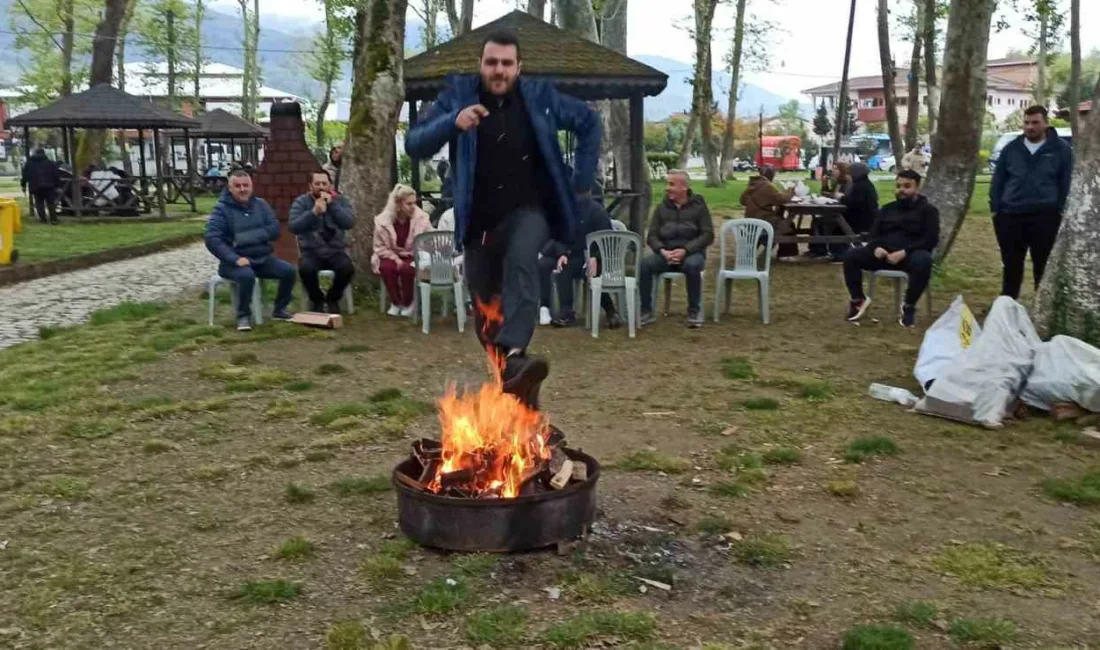 Zonguldak’ın Devrek ilçesinde belediye tarafından düzenlenen Hıdırellez kutlamalarına katılan vatandaşlar